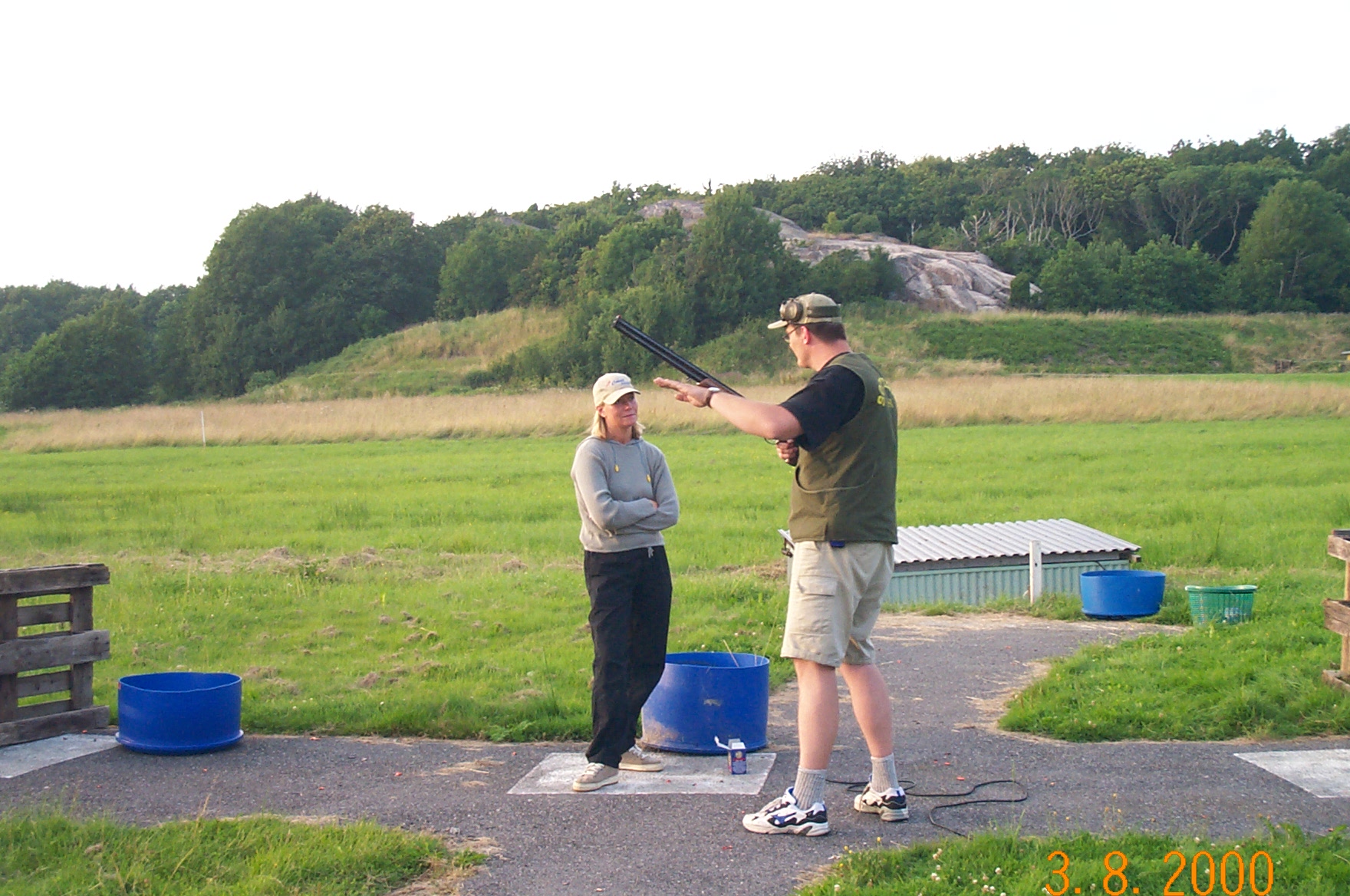 Fredrik Nordberg instruerar blivande skytt